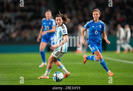 24 luglio 2023: Manuela Giugliano (Italia) e Romina Nunez (Argentina) si scontrano per il pallone durante una partita del gruppo G - Coppa del mondo femminile Australia e nuova Zelanda 2023, Italia vs Argentina, a Eden Park, Auckland, nuova Zelanda. Kim Price/CSM Foto Stock