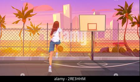 Giovane donna alta che gioca a basket sul campo da strada. Illustrazione di cartoni animati vettoriali di una giocatrice femminile che dribbling palla vicino a cesto, palme e edifici della città al tramonto sullo sfondo. Stile di vita attivo Illustrazione Vettoriale