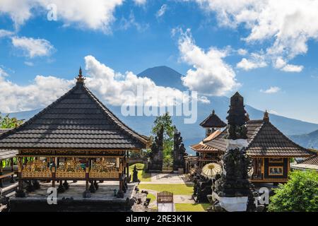 Scenario del Tempio di Lempuyang con sfondo Gunung Batur a bali, indonesia Foto Stock