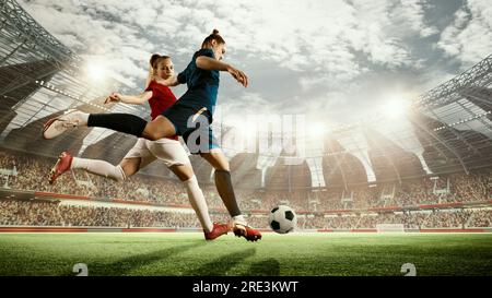 Immagine dinamica di due donne, atleti e giocatori di calcio in movimento durante la corsa con la palla su un'arena 3D. Pubblico sfocato Foto Stock