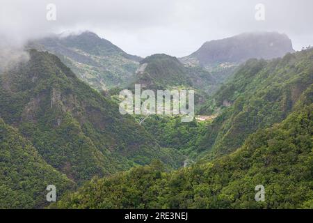Vista dal belvedere della Levada dos Balcoes con le numerose vette di Madeira Foto Stock