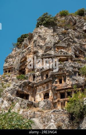 Le rovine dell'anfiteatro e le antiche tombe rupestri nell'antica città di Myra a Demre, in Turchia Foto Stock