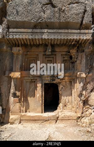 Le rovine dell'anfiteatro e le antiche tombe rupestri nell'antica città di Myra a Demre, in Turchia Foto Stock