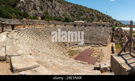 Le rovine dell'anfiteatro e le antiche tombe rupestri nell'antica città di Myra a Demre, in Turchia Foto Stock