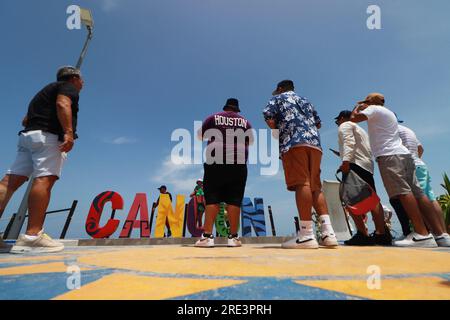 Cancun, Messico. 22 luglio 2023. 22 luglio 2023 a Cancun, Messico: Centinaia di vacanzieri arrivano sulle spiagge dei Caraibi messicani, per godersi le loro vacanze estive nonostante il fatto che le spiagge di Cancun continuino ad essere contaminate dal sargassum, il 22 luglio 2023 a Cancun, Messico. (Foto di Carlos Santiago/ Eyepix Group/Sipa USA) credito: SIPA USA/Alamy Live News Foto Stock