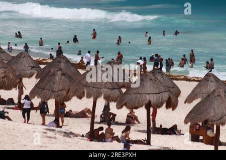 Cancun, Messico. 22 luglio 2023. 22 luglio 2023 a Cancun, Messico: Centinaia di vacanzieri arrivano sulle spiagge dei Caraibi messicani, per godersi le loro vacanze estive nonostante il fatto che le spiagge di Cancun continuino ad essere contaminate dal sargassum, il 22 luglio 2023 a Cancun, Messico. (Foto di Carlos Santiago/ Eyepix Group/Sipa USA) credito: SIPA USA/Alamy Live News Foto Stock