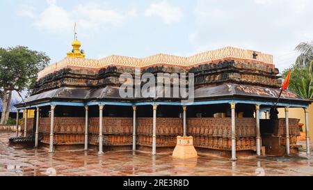 INDIA, KARNATAKA, HUBLI, giugno 2023, Tempio di Shambholingeshwara, Kundgol, vista laterale Foto Stock