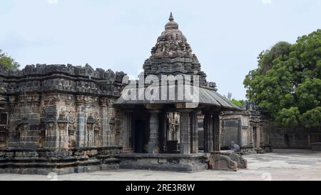 INDIA, KARNATAKA, GADAG, giugno 2023, Tempio di Sri Someswara, Lakshmeshwar, vista completa sul tempio Foto Stock