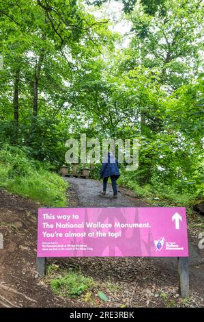 Un turista che sale fino al National Wallace Monument, fuori Stirling, in Scozia. Foto Stock
