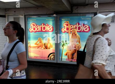 Parigi, Francia. 23 luglio 2023. I pedoni passano accanto ai poster del film "Barbie" a Parigi, in Francia il 23 luglio 2023 Greta Gerwig ha fatto la storia con Barbie che ha segnato un weekend di apertura di 377 metri di dollaro USA in tutto il mondo, rendendolo il più grande debutto di un film diretto da una donna. Foto di Alain Apaydin/ABACAPRESS.COM Credit: Abaca Press/Alamy Live News Foto Stock