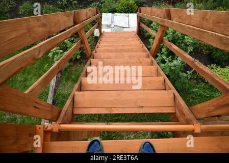 Vista dalla rampa di scale di legno in estate. Concetto di viaggio all'aperto. Concetto di viaggio aereo. Foto Stock