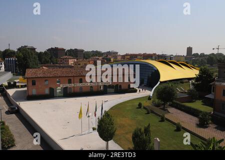 Modena, Italia, 3 luglio 2023, MEF Ferrari Museo Casa di Enzo Ferrari, vista dall'alto del complesso museale Foto Stock