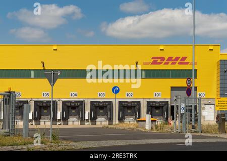 DHL mechanisierte Zustellbasis (centro di distribuzione meccanica) esterno. L'edificio industriale dispone di più zone di carico per i veicoli di consegna. Foto Stock