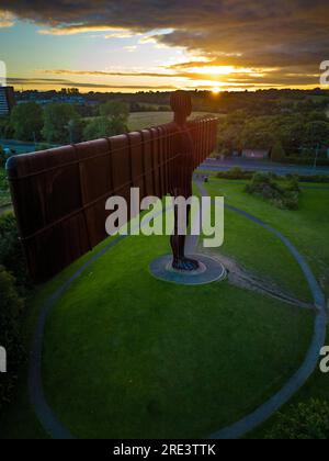 Immagine laterale su drone di Angel of the North con sole che sorge sulla punta del vento in formato verticale Foto Stock