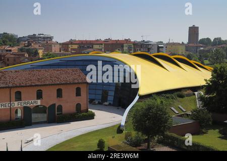 Modena, Italia, 3 luglio 2023, MEF Ferrari Museo Casa di Enzo Ferrari, vista dall'alto del complesso museale Foto Stock