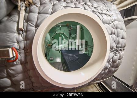 Vista della camera di ricompressione di decompressione dei subacquei dall'esterno. Foto Stock