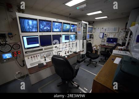 Vista del ponte di carico in legno della nave da rifornimento di notte. Foto Stock