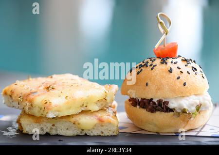 Prepara hamburger e pizza con sfondo sfocato Foto Stock