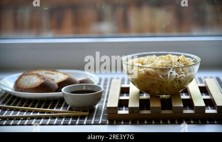 Spaghetti di riso coreani con carne e spezie. Tagliatelle con salsa e pane. Noodle Stick. Foto Stock