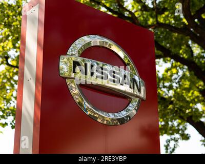 Cartello con il logo Nissan presso un concessionario di auto e un punto di assistenza. La casa automobilistica giapponese opera in tutto il mondo con sede in Giappone. Foto Stock