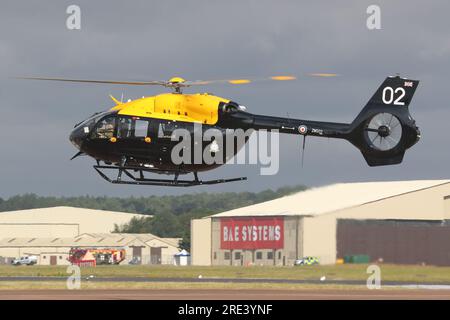 Fairford, Regno Unito. 12 luglio 2023. RAF Airbus elicottero H145 ZM502 arriva per il RIAT 2023 Air Show. Foto Stock