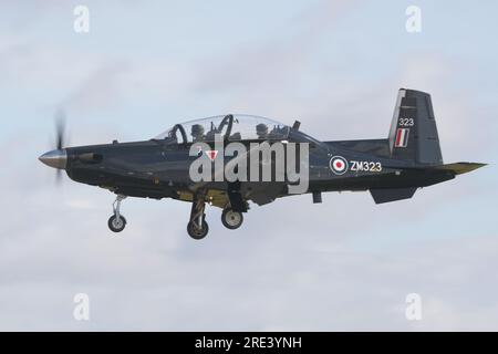 Fairford, Regno Unito. 12 luglio 2023. RAF Raytheon T-6C Texan T1 ZM323 arriva per il RIAT 2023 Air Show. Foto Stock