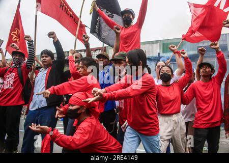 Quezon City, Rizal, Filippine. 24 luglio 2023. I manifestanti si concentrano sulla violazione dei diritti umani da parte del governo, sui diritti sovrani sul Mar delle Filippine occidentali, sulla disoccupazione, sull'aumento dei salari e su altre questioni sociali che il paese sta ancora affrontando. (Immagine di credito: © Ryan Eduard Benaid/ZUMA Press Wire) SOLO USO EDITORIALE! Non per USO commerciale! Foto Stock