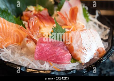 Cucina giapponese, set Sashimi servito su una ciotola di ghiaccio Foto Stock