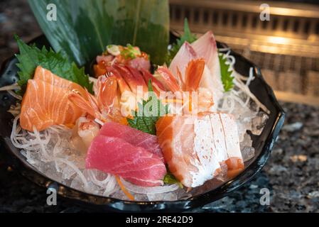 Cucina giapponese, set Sashimi servito su una ciotola di ghiaccio Foto Stock