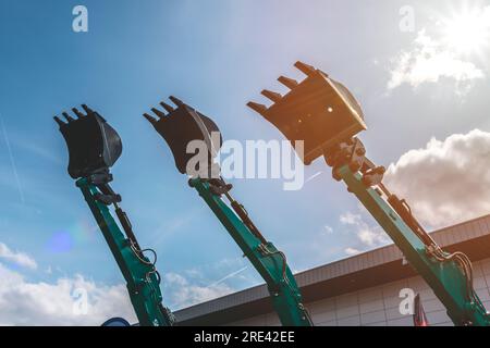 Le benne dell'escavatore si avvicinano al cielo in bilico. Scavo di detriti e miniere. Foto Stock