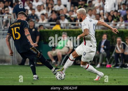 L'attaccante del Milan Olivier Giroud (9) viene fiondato dal centrocampista del Real Madrid Federico Valverde (15) durante il Soccer Champions Tour, domenica 23 luglio 2023 Foto Stock