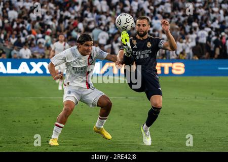 Il difensore del Real Madrid Nacho Fernández (6) vince una palla contro l'attaccante del Milan Luka Romero (18) durante il Soccer Champions Tour, domenica 23 luglio 2023 Foto Stock