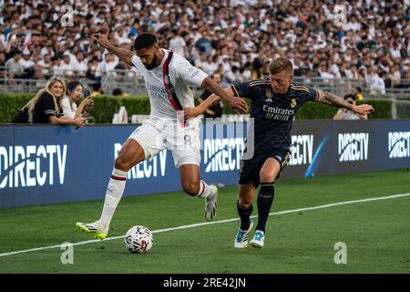 Il centrocampista del Milan Ruben Loftus-Cheek (8) e il centrocampista del Real Madrid Toni Kroos (8) combattono per il possesso durante il Soccer Champions Tour, domenica, Foto Stock