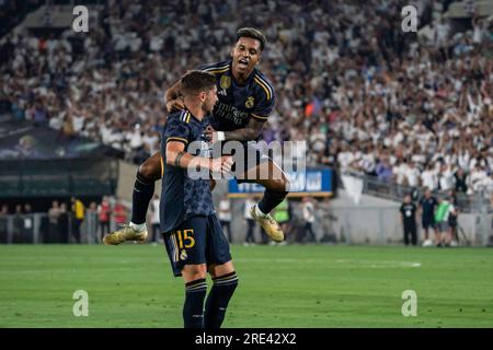 L'attaccante del Real Madrid Rodrygo Silva (11) festeggia con il centrocampista Federico Valverde (15) dopo aver segnato nuovamente un gol durante il Soccer Champions Tour Foto Stock