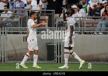 Il difensore del Milan Fikayo Tomori (23) festeggia con il difensore Alessandro Florenzi (25) durante il Soccer Champions Tour contro il Real Madrid, domenica, J. Foto Stock