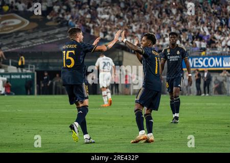 Il centrocampista del Real Madrid Federico Valverde (15) festeggia un gol con l'attaccante Rodrygo Silva (11) durante il Soccer Champions Tour contro il Milan, Sun Foto Stock