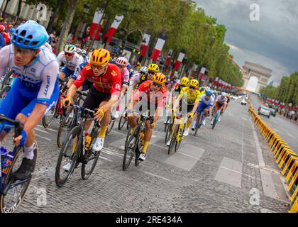 Il Peloton in azione durante la fase 21, Saint Quentin-en-Yvelines a Parigi Champs Elysee, Tour de France, 22 luglio 2023, Credit:Chris Wallis Foto Stock