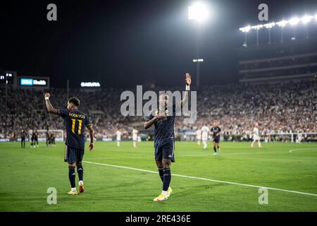 L'attaccante del Real Madrid Vinícius Júnior (7) festeggia un gol durante il Soccer Champions Tour contro l'AC Milan, domenica 23 luglio 2023, al Rose Bowl, Foto Stock