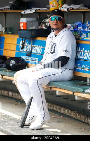 I Detroit Tigers designati battitore Miguel Cabrera (24) siede nel dugout durante una partita della stagione regolare della MLB tra i San Francisco Giants e Detroit Foto Stock