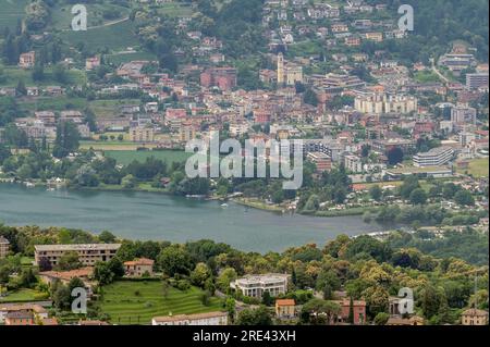 Vista aerea della Collina d'oro e dell'Agno dalla cima del monte San Salvatore, Lugano, Svizzera Foto Stock