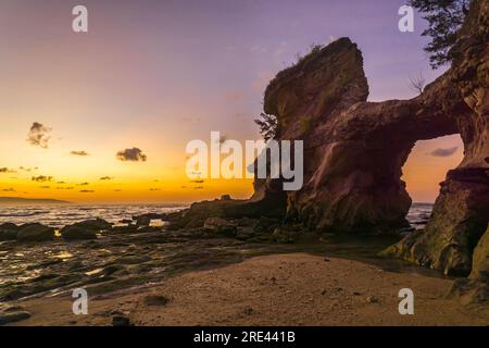 Splendida formazione rocciosa a Watu Parunu, Sumba orientale, Indonesia durante l'alba Foto Stock