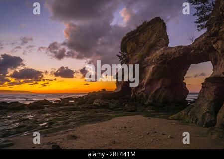 Splendida formazione rocciosa a Watu Parunu, Sumba orientale, Indonesia durante l'alba Foto Stock