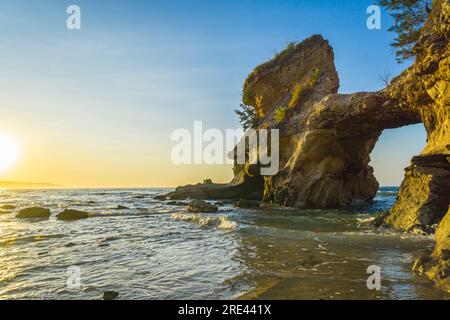 Splendida formazione rocciosa a Watu Parunu, Sumba orientale, Indonesia durante l'alba Foto Stock