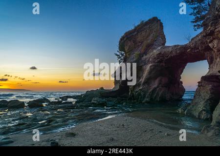 Splendida formazione rocciosa a Watu Parunu, Sumba orientale, Indonesia durante l'alba Foto Stock