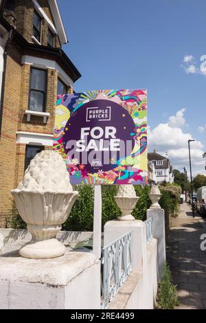 Cartello di vendita dell'agente immobiliare Purple Bricks fuori da una proprietà nel sud-est di Streatham, Londra, Inghilterra, Regno Unito Foto Stock