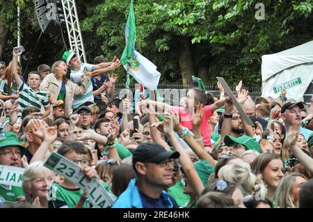 Limerick, Irlanda. 24 luglio 2023.i campioni senior Hurling All-Ireland di Limerick sono stati accolti questa sera da migliaia di tifosi che hanno preso il palco a Pery Square dopo aver ottenuto la vittoria su Kilkenny in un emozionante incontro a Croke Park. Crediti: Karlis Dzjamko/Alamy Live News Foto Stock