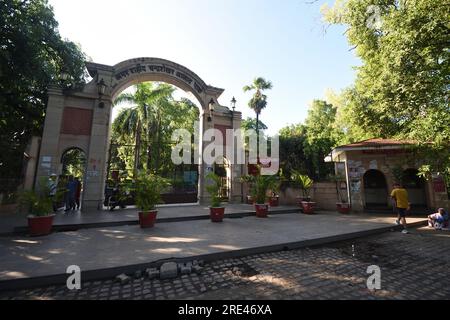 Cancello numero 1 del Parco Chandrashekhar Azad (conosciuto anche con il suo ex nome Alfred Park, e compagnia Bagh durante la compagnia Raj). E' un par pubblico Foto Stock