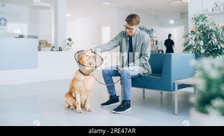 Cliente che accompagna il proprio animale domestico all'appuntamento del medico presso la clinica veterinaria. Controllo regolare dello stato degli animali domestici Foto Stock