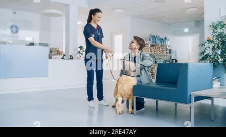 Cliente che accompagna il proprio animale domestico all'appuntamento del medico presso la clinica veterinaria. Controllo regolare dello stato degli animali domestici Foto Stock