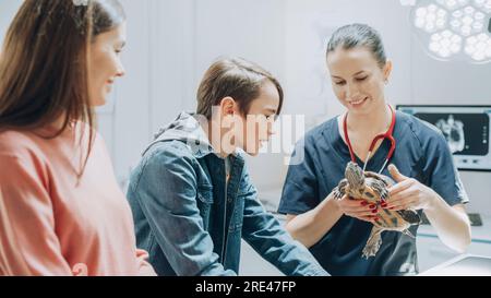 Cliente che accompagna il proprio animale domestico all'appuntamento del medico presso la clinica veterinaria. Controllo regolare dello stato degli animali domestici Foto Stock